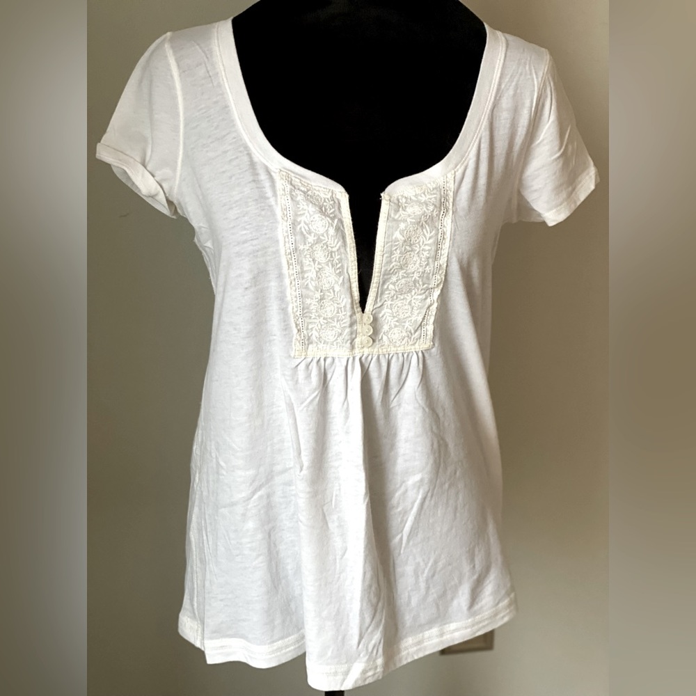 Hollister Ivory V Neck Embroidered Front Short Sleeve Stretch Top